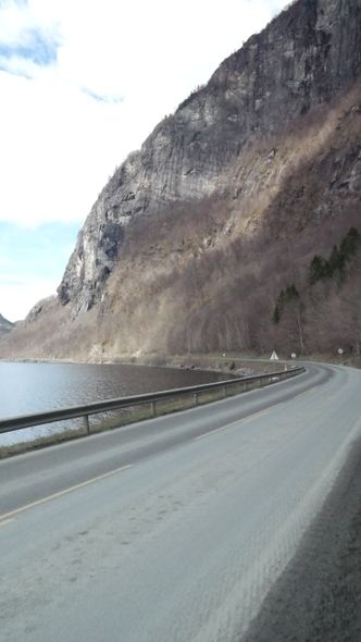 Det har rast jevnt og trutt fra Joberget og ned på den eksisterende riksvegen i mange år. Nå skal det bli slutt. Foto: Bjørn Olav Amundsen
