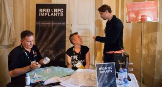 Fra venstre: Patrick Kramer var den som implementerte chipen på den norske gründeren Anita Schjøll Brede. Til høyre er Hannes Sjöblad, biohacker fra Sverige. Foto: Maria Amelie