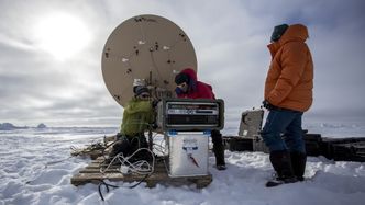Testing av satellittkommunikasjon på 82 grader nord. Foto: Simen Rudi/ Forsvarsmateriell