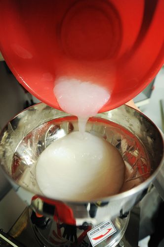 Finkvernes: Gulrotmassen kvernes om og om igjen og har et utseende og konsistens som kan minne om tapetlim, før fibrene er små nok og kan forvandles til det nye supermaterialet. Foto: Thomas Olsen