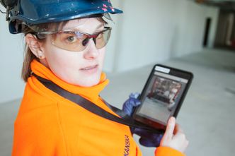 Karen Hagby viser hvordan man enkelt kan melde fra om rot eller feil ved å ta bilde og ved hjelp av få tastetrykk sende det inn i den digitale modellen. Foto: Mari Gisvold Garathun