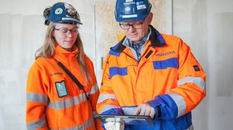 Øyvind Pettersen og Kristin Benedicte Ingebrigtsen viser hvordan 3D-modellen fungerer på en Ipad. Foto: Mari Gisvold Garathun