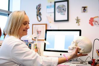 Smil: Cecilie Gudveig Gjerde ønsker bokstavelig talt å gi pasienter smilet tilbake - uten beintransplantasjon. Foto: Kristin Straumsheim Grønli