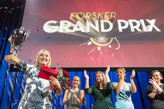 Heder og ære: En misforståelse gjorde at Gjerde ble med i Forsker Grand Prix i fjor. Hun mistolket UiBs invitasjon til alle stipendiater som en melding om at det var obligatorisk å foreslå en presentasjon.– Jeg hadde ikke tid, gjorde ikke så mye ut av det, og regnet med å passere under radaren, forteller Gjerde. Det endte med at hun vant hele konkurransen. Foto: Thor Nielsen