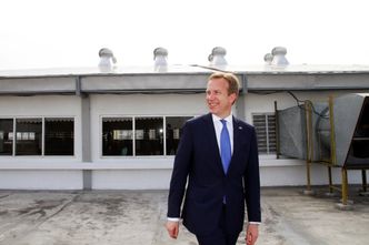 Utenriksminister Børge Brende (H) var med på åpningen av solcellepanelet på taket av banken i Indonesia denne uken. Foto: Kristin Enstad, UD