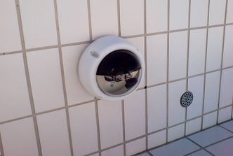 Kamerahus: Et antall slike kamerahus med to kameraer i hvert monteres ned mot bunnen av bassenget. Til sammen ser de alt som foregår på bassengbunnen. Foto: Davo AS