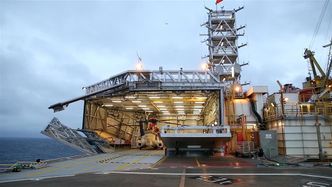 Redningshelikopteret i hangaren på Statfjord B. Foto: Eirik Helland Urke