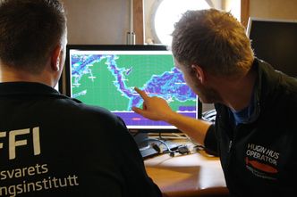 Kart og kompass: Forsker og Hugin-operatør Ole J. Lorentzen (t.v.) og ingeniør og Hugin-operatør Sjur Linnestad er enige om at «Boring is good» - det betyr at det autonome fartøyet faktisk er autonomt og følger et ferdig oppsatt program. I tillegg er Hugin-programmet for minegjenkjenning «intelligent». Hugin tar på egenhånd en ny tur for å utforske mistenkelige objekter nærmere. Foto: Tore Stensvold