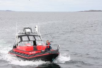 Den 28 fot store båten ser ut som en vanlig arbeidsbåt, men kan kjøres autonomt eller fjernstyres. Arild Hepsø har tatt roret for å sette Eirik Hovstein om bord i Gunnerus. Foto: Tore Stensvold