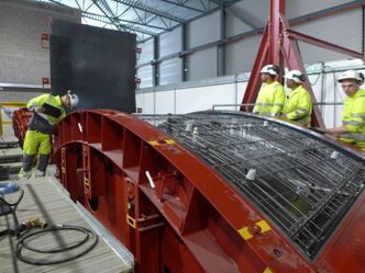 Armeringen plasseres i støpeformene før betongen helles i. Foto: Jernbaneverket