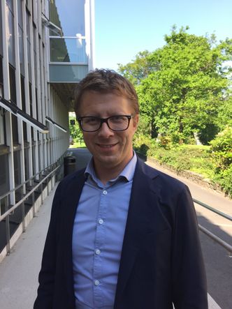 Kristian F. L. Amlie driver Norsk institutt for samkjøring (NIFS). Han har solgt bilen sin, og baserer seg på samkjøring og naboleie. Foto: Privat