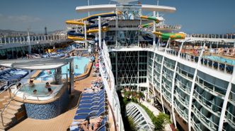 Oasis-klassen er spesiell ved at boligblokkene er delt i to med en innvendig arkade. Det gir skipet mye ekstra volum og plass til flere gjester. Foto: Eirik Helland Urke