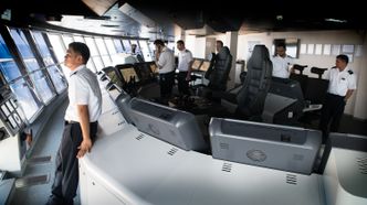 Det er hektisk aktivitet og dobbelt opp av mannskap på brua før avgang. Foto: Eirik Helland Urke