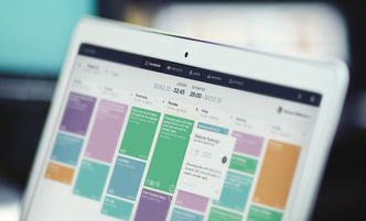 Slik ser webgrensesnittet ut. Elementene i kalenderen kan importeres fra de fleste kjente kalendersystemer, og enkelt utvides eller gjøres mindre basert på faktisk tidsbruk.