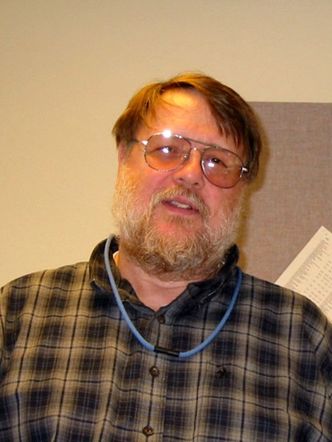 Ray Tomlinson i 2004. Foto: Andreu Veà, WiWiW.org (CC BY-SA 3.0)