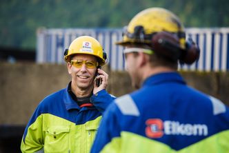 En vanlig smartmobil er et uvurderlig verktøy for Elkems ansatte i felten. Foto: Elkem