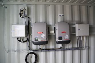 I november 2015 sendte Getek et ferdig teknisk rom i en container til Troll. Demoanlegget på taket ble montert av og driftes av to ansatte, som ble kurset av Getek i fjor høst. Her er inverterne. Foto: Norsk Polarinstitutt
