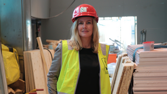 På plassen: Det er viktig å komme seg ut på byggeplassen, og være med på utviklingen som byggherrens representant. Her på byggeplassen i krysset Akersgata / Karl Johans gate der fasadearbeidene er i full gang.