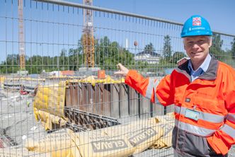 prosjektleder Erik Antonsen i Statsbygg forteller at cirka ti prosent av byggeprosjektet er gjennomført. Foto: Mari Gisvold Garathun