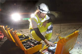 Jozset Hecht Mendez fra Amberg Technologies sjekker målingene som er tatt i fjellet i Hundvågtunnelen. . Bilde: Statens vegvesen