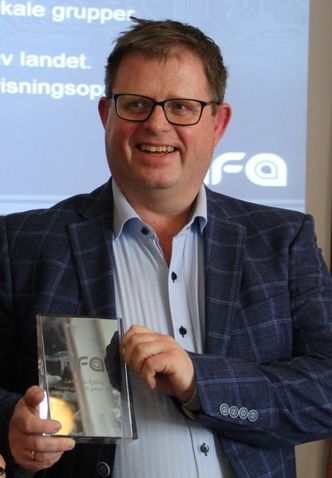Simen Sommerfeldt mottok nylig NFA-prisen på vegne av Lær Kidsa Koding. Bevegelsen ble hedret for å inspirere barn og unge til å utforske digitale verktøy. Foto: Joachim Seehusen