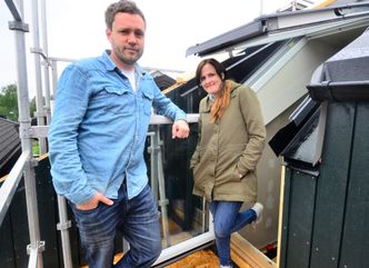 Solveig og Anders Egeland var rådville når de skulle starte med rehabiliteringen av sekstitallshuset de hadde kjøpt. Nå har de fått forskerhjelp og har halvert energiforbruket til oppvarming, blant annet Foto: Lisbet Jære