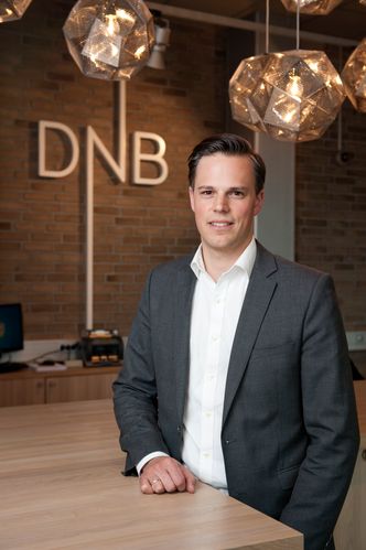 DNBs informasjonsdirektør, Even Westerveld, benekter at det foregår sosialdumping i forbindelse med utviklingen av Vipps. Foto: DNB
