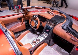Både interiøret og eksteriøret vekker oppsikt – her under bilutstillingen Geneva Motor Show. Mange stiller med konseptbiler som aldri vil bli produsert på slike messer. Dette er ekte vare. Foto: Koenigsegg