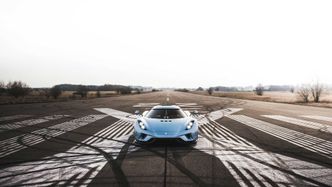 Koenigsegg har en egen flystripe for testing av bilene sine. Ofte er den i korteste laget. Foto: Koenigsegg