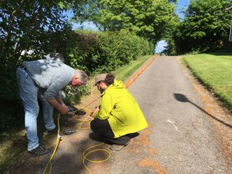 Her forbereder geofysikerne målingen av grunnen under det som skal bli nytt sykehus i Tønsberg. Foto: Inge Aarseth