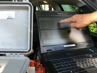 Ved å sende lydbølger ned i grunnen får man et tredimensjonalt bilde av alt som befinner seg i området under der de nye sykehusbyggene skal føres opp. Foto: Inge Aarseth