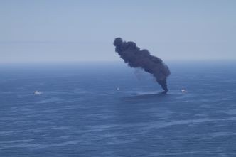 Innholdet i røykskyen skal analyseres. Målet er å finne ut om røyken kan gi flere miljøskader enn å la oljen brytes ned av bakterier over tid. . Foto: Kystverket