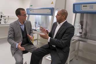 Husvert og leietaker: Thomas F. Anglero (t.h.) i IBM skal som nye medlemmer i Oslo Cancer Cluster leie et stort lokale i toppetasjen. Det gleder adm. direktør Ketil Widerberg. Foto: orv