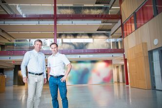 Lager alt selv: På veggen i lobbyen henger kunst, vevet på Tronrud Engineerings egne vevemaskiner, og sofaer trukket med stoff fra de samme maskinene og rammer fra verkstedet. Ikke rart Rune Nordby fra Tronrud Engineering og Tormod Eriksen fra Bosch Rexroth er fornøyde med samarbeidet. Foto: TU StoryLabs