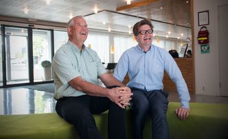 Jan Eklund og kollega Håvard Husemoen i ÅF Advansia tar gjerne i mot oljeingeniører. – Ekspertene fra offshore-bransjen trengs også på landjorda, sier Husemoen, som er ansvarlig for ÅFs partnernettverk i Norge.  Foto: TU Story Labs