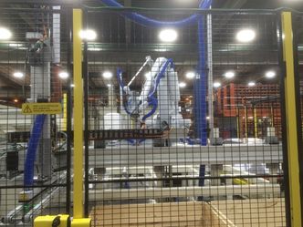 Sapa Magnor har bygget opp en ny robotcelle for å kappe, sortere og pakke aluminiumsprofilene til Berry Alloc. Foto: Sapa