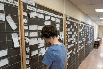 Vi har en plan: Hver eneste av de rundt 1100 scenene henger på en tavle organisert som arbeidsordre i et slags Gant-diagram. Foto: ORV