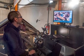 På Stabburet: Animatør Marcos Valín får liv i stabbursmusa. Foto: ORV