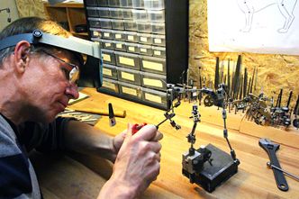 Skjelettet: Inne i hunden Hannibal er det et komplekst skjelett som gir stor bevegelighet. Men alle leddene må strammes ofte. Foto: Qvisten Animation