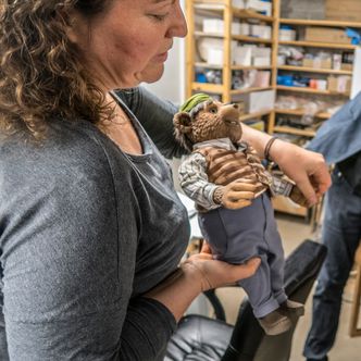 Bamsen: Det er overraskende mye arbeid forbundet med dukkene i en god stop motion-film. Først skal metallskjellettet bygges, så skal det fylles ut med skum, silikonhud og det skal til skredderen. Knapper i den størrelsen finnes ikke, så de må støpes. Det sørger sjef for dukkeavdelingen, Liliana Swirska, for. Foto: ORV