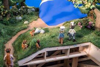 Blåskjerm: Det er lett å erstatte den blå pappen som kameraet fanger opp med digitale bakgrunner som designerne har produsert i datamaskinen. Foto: ORV