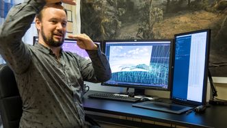 Himmelsk produksjon: Torbjørn Nymark jobber med visuelle effekter. Han produserer en himmel digitalt, som skal erstatte en bluescreen i filmen. Foto: ORV