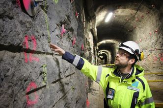 Sprekk: Forskningssjef i Ismo Aaltonen i Posiva viser fram en sprekk i fjellet i forskningstunnelen i Onkalo, hvor atomavfall skal lagres. I nærheten av slike sprekker skal det ikke lagres avfall. Foto: Øyvind Lie