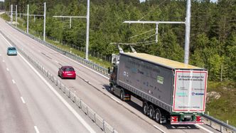 På Elväg E16 er det satt opp stolper med 60 meters mellomrom som holder oppe kjøreledningen. Foto: Tobias Ohls
