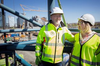 Oversikt: Byggeleder Bjørn Heyerdahl Madsen og direktør Eli Grimsby i Kultur- og idrettsbygg Oslo KF står på den første plattformen i krana – omtrent på høyde med barne- og ungdomsavdelingen i det kommende Munchmuseet. Foto: Per-Ivar Nikolaisen