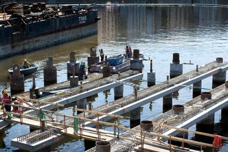 Fundament: I vannet ser du noen av de 311 pelene som blir hamret med i fjellgrunnen, for at Munch-museet skal stå trygt. Foto: Per-Ivar Nikolaisen