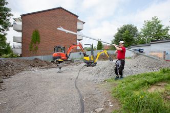 Byggeplassen på Tåsen er landets første byggeplass som kan drive anleggsmaskiner på strøm fra egne solceller. Foto: Mari Gisvold