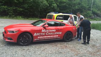 På en sidevei sør i Kragerø bevitner politiet kilometerstand og at tankforseglingen fortsatt er på plass. Foto: Ford