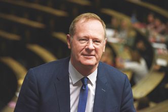 Tommel opp: Arkitekt og professor Werner Lang mener at Siemens’ nybygg ikke lever opp til forventningene på miljø, men gir tommel opp for hvordan bygget harmonerer med bymiljøet. Foto: Fredrik Drevon
