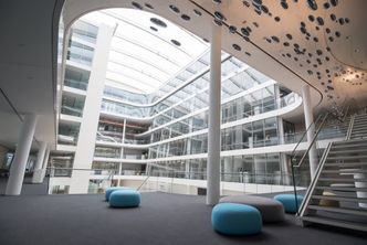 Trendy dynamikk: Store lounge-områder skal oppmuntre til spontan utveksling av ideer og informasjon. Store konferanserom har glassfasader mot atriet. Foto: Siemens